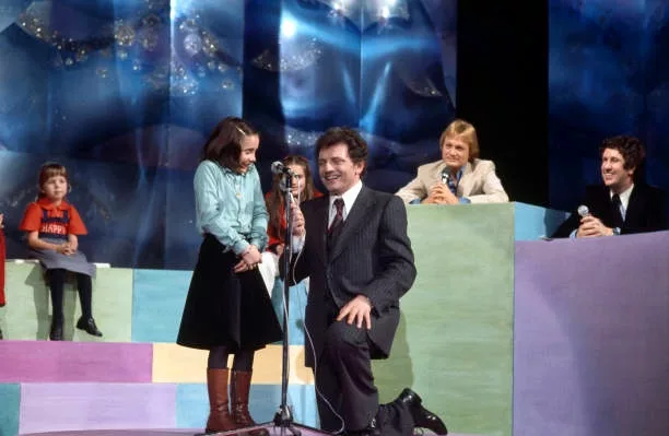 Jacques Martin sur le plateau de l'Ecole des Fans en 1977. Claude François est l'invité de l'émission.